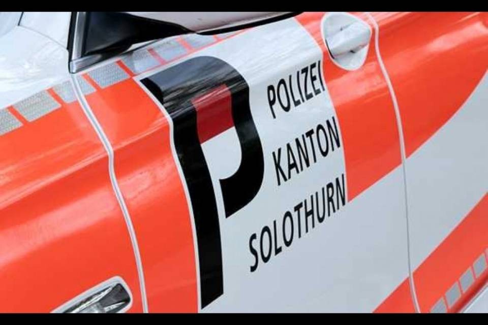 Scontro tra auto e bus di linea, tre feriti leggeri a Dulliken