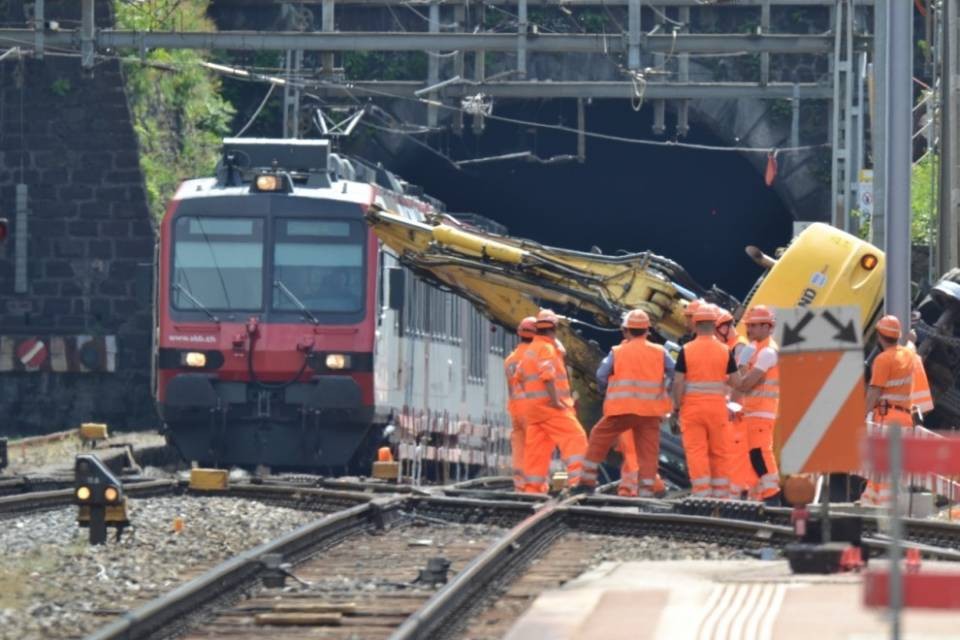 Escavatore si rovescia sui binari a Bellinzona