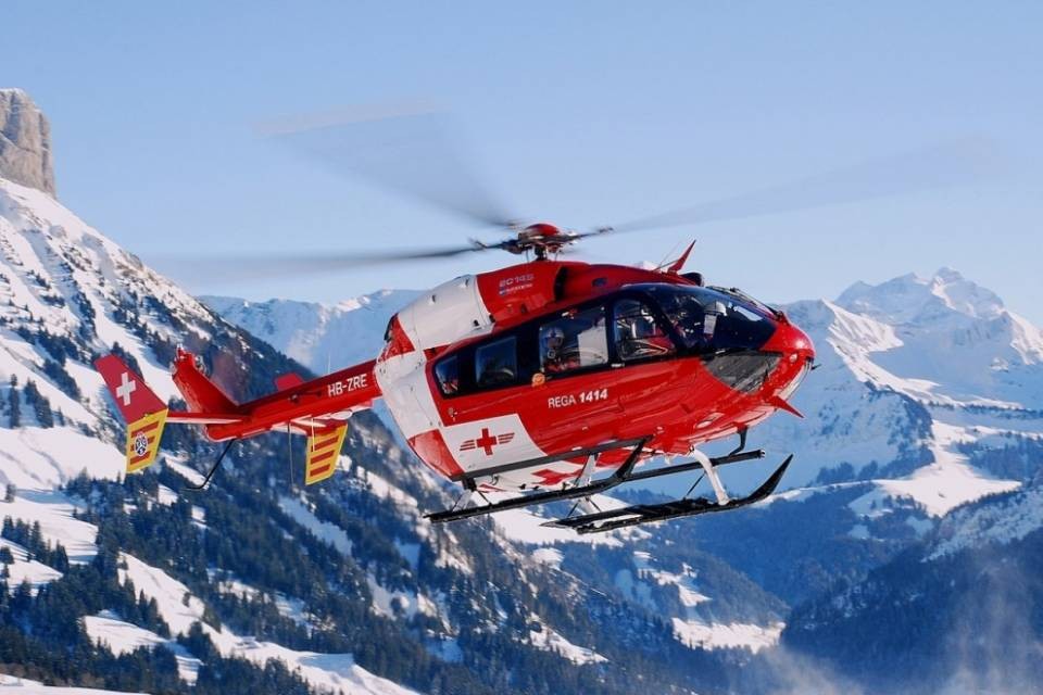 Guida alpina cade per 400 metri: è grave