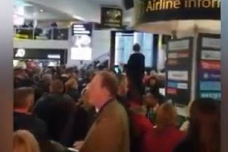 Droni su Gatwick: due arresti