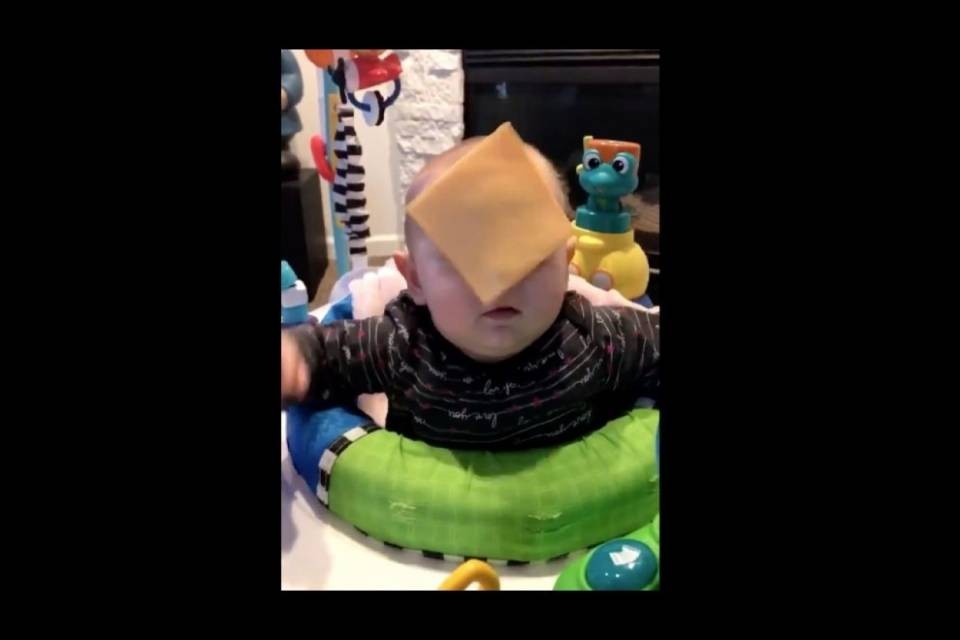 Cheese Challenge: il bébé si gusta la sottiletta e la mamma si arrabbia