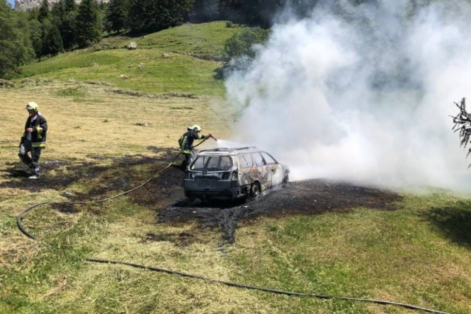 Brucia un'auto a Poschiavo, nessun ferito