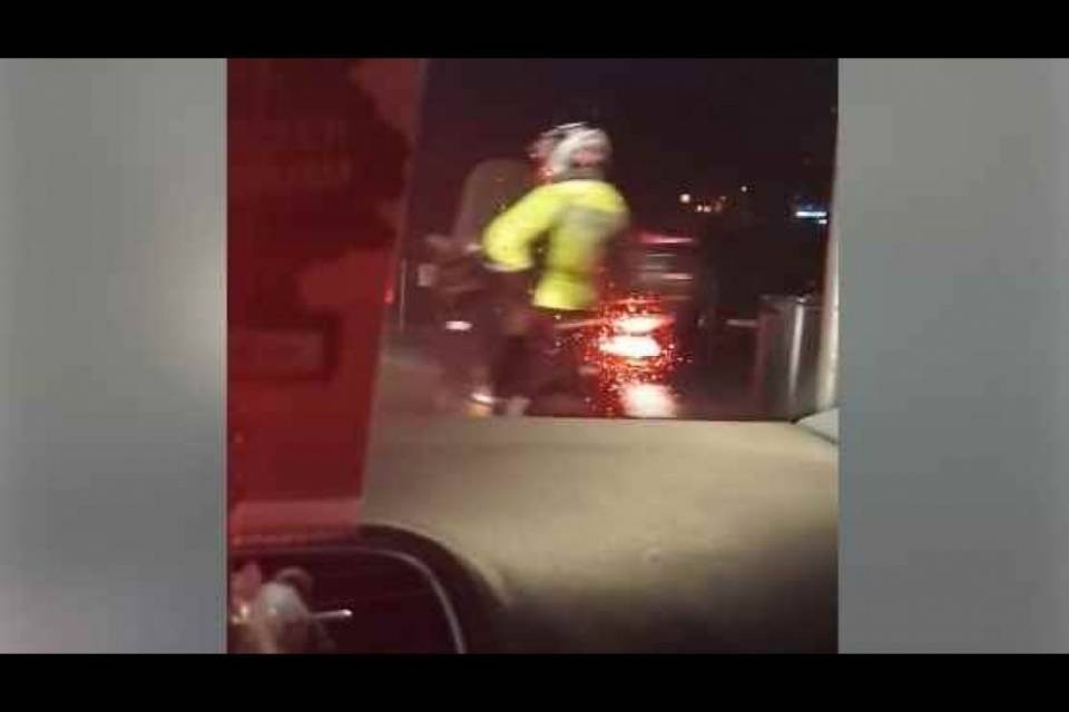 "Ogni giorno scooter transitano sul marciapiede. E nessuno controlla..."