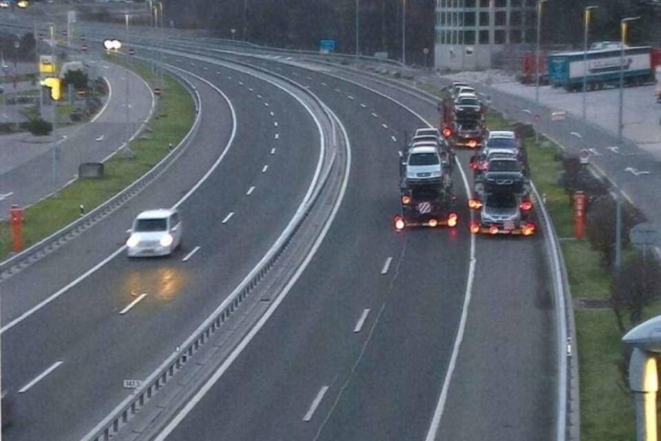 Autotrasportatori in retromarcia sull'A2, evitavano i controlli