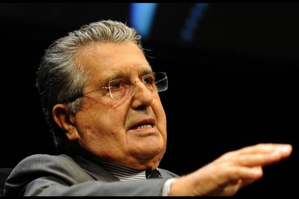 De Benedetti presenta l'offerta per il 30% di Gruppo Espresso