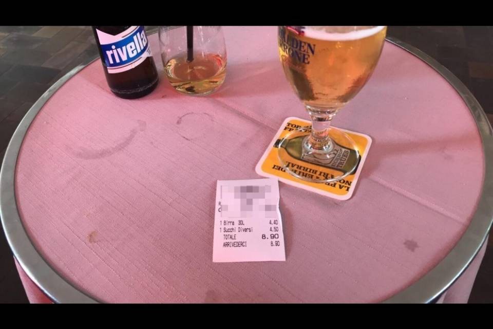 Lo sfogo di un cliente: "Mi servono al bar e manco mi guardano..."