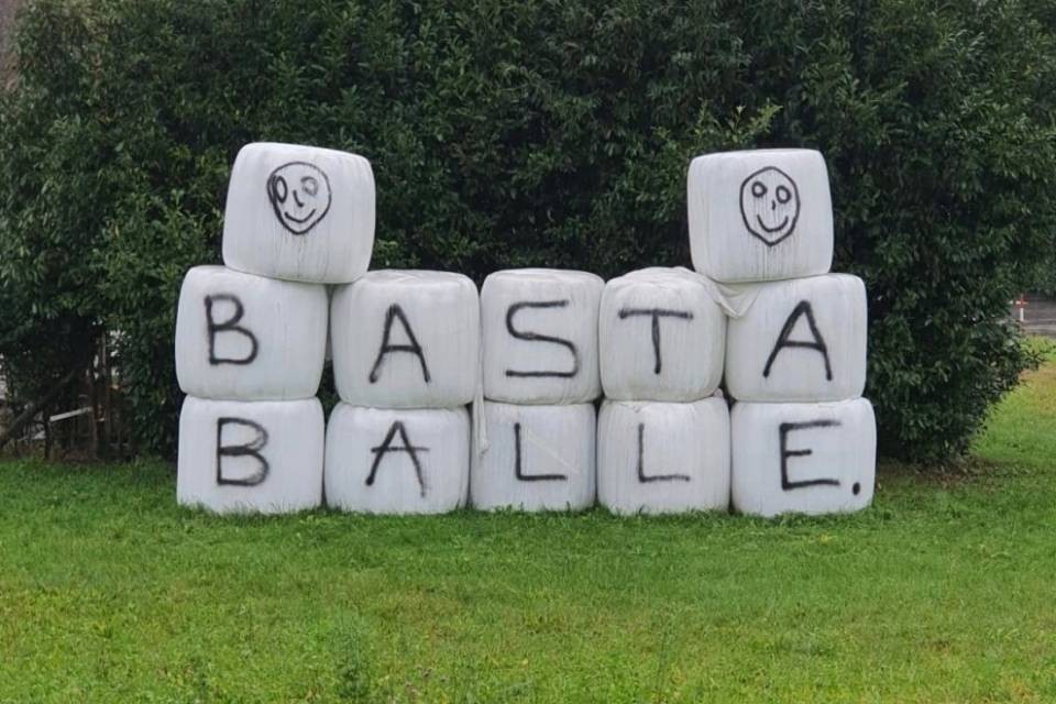 Comano, spuntano scritte sulle balle di fieno