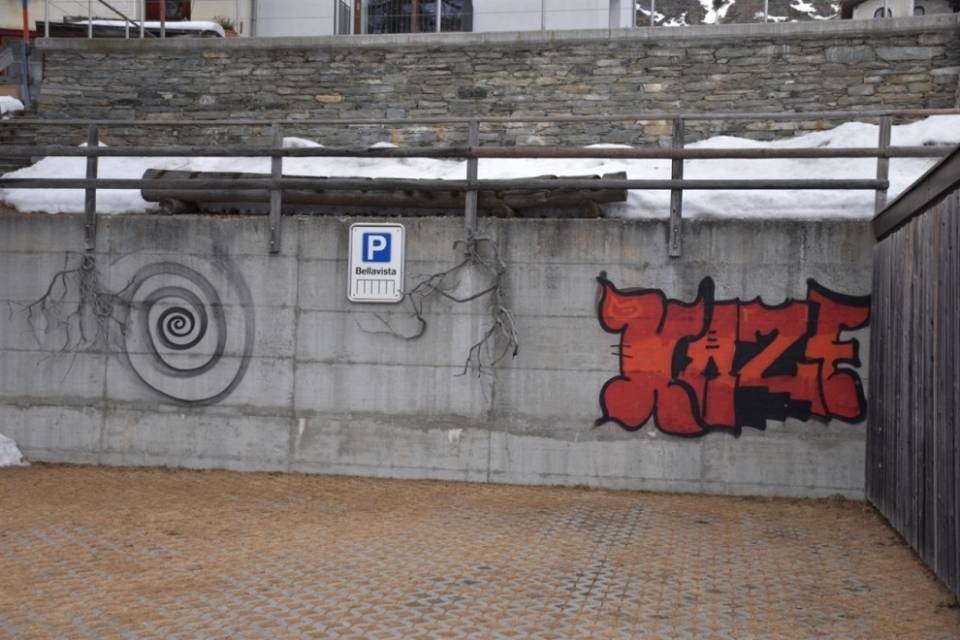 Maloja: graffitari imbrattano il centro del paese