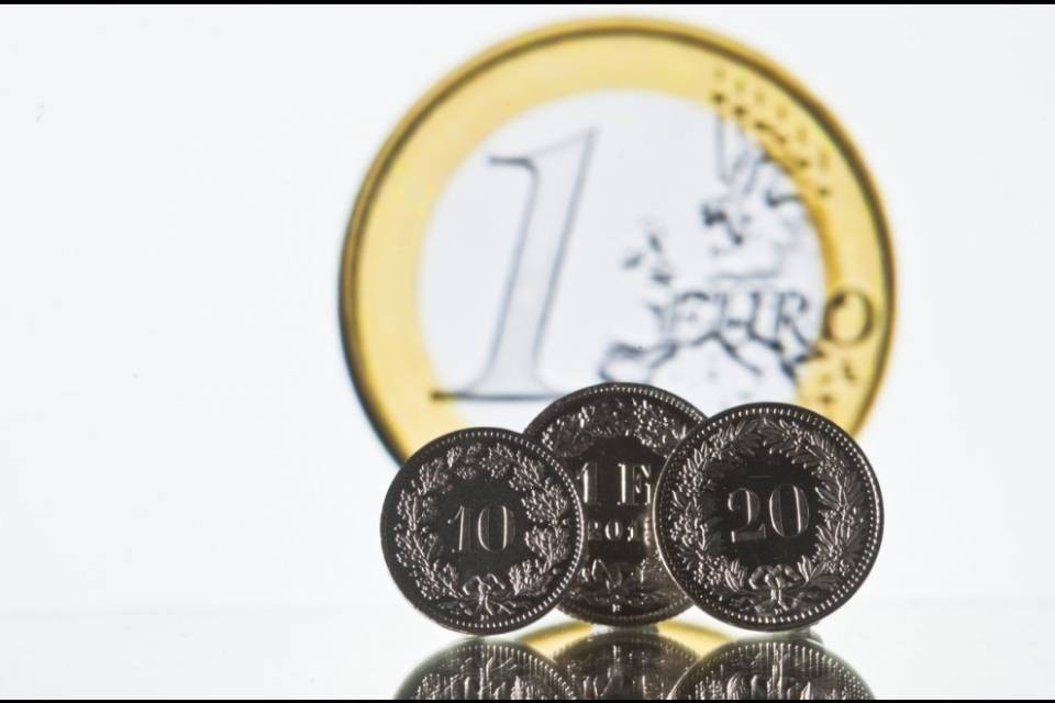 Il franco si avvicina all'euro sulla scia della crisi italiana