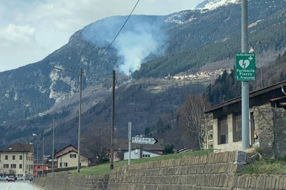 Fiamme sopra Mairengo, pompieri in azione