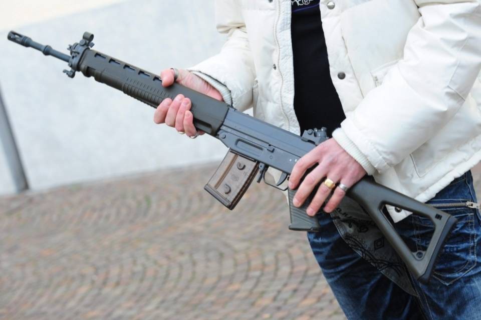 Due italiani in possesso di un'arma rubata in Svizzera, arrestati