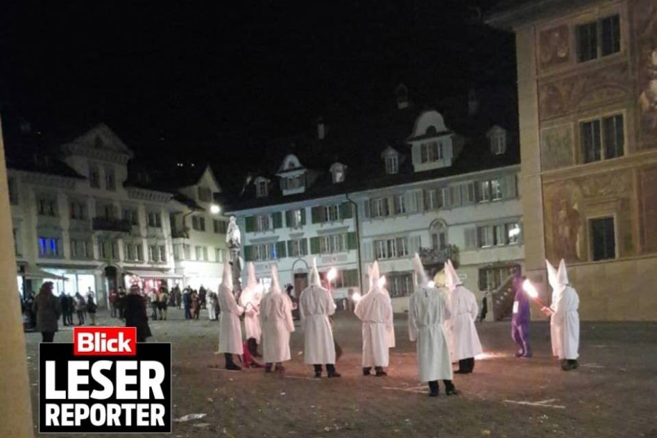 Choc a Svitto: neonazisti sfilano vestiti da Ku-Klux-Klan