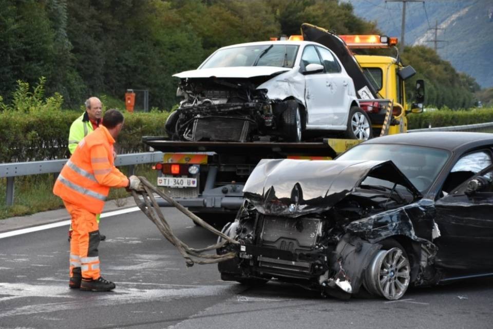 Incidente a Osogna tra tre auto: ferita una donna