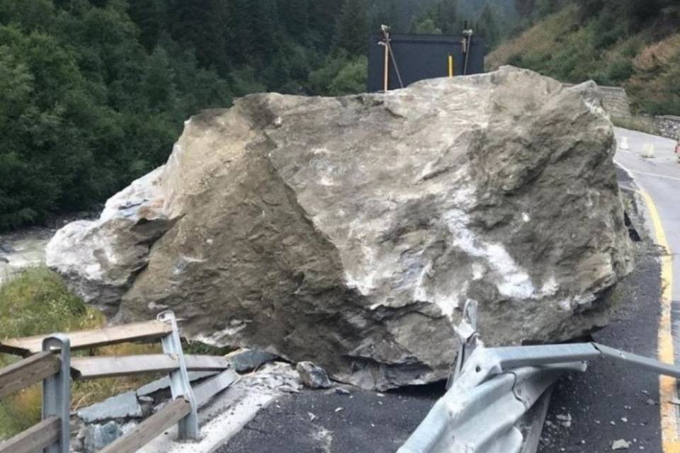 Valtellina, una frana da 90 metri cubi investe la provinciale