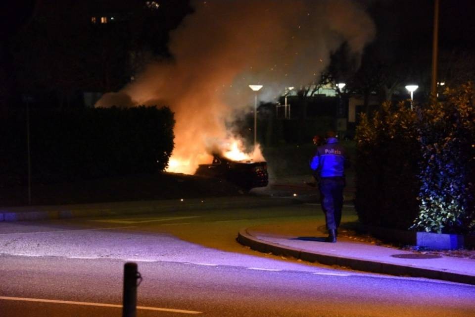 Auto in fiamme a Stabio