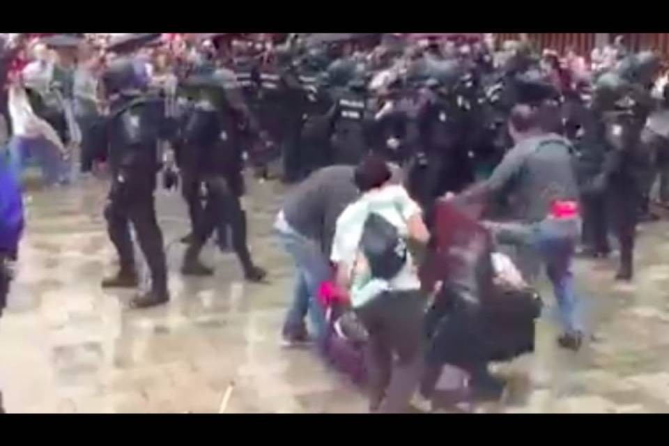 Un ticinese a Barcellona: "Innocenti presi a manganellate"