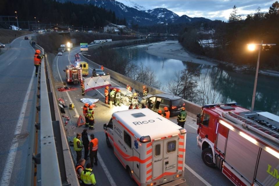Frontale sulla A13, quattro feriti gravi