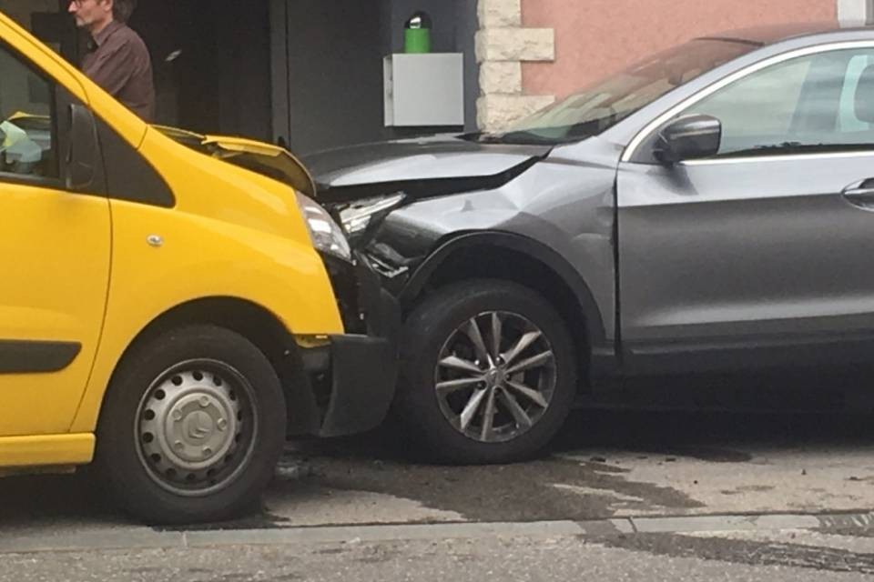 Arbedo, conducente perde il controllo del furgone