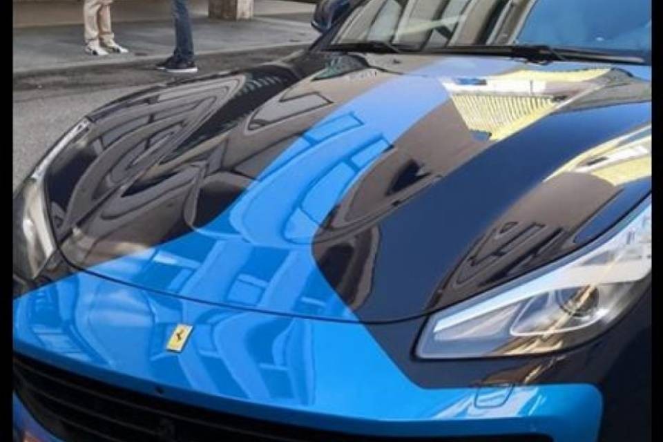 Il bolide di Lapo Elkann in Piazza Grande