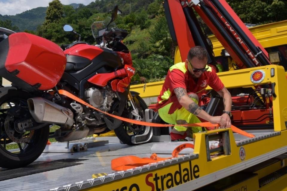 Auto svolta in una strada laterale ed urta una moto: un ferito a Cugnasco