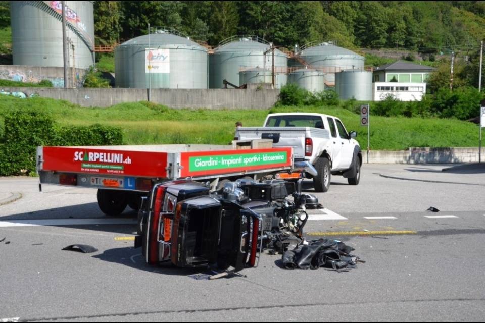 Scontro tra moto e pick-up, grave il centauro