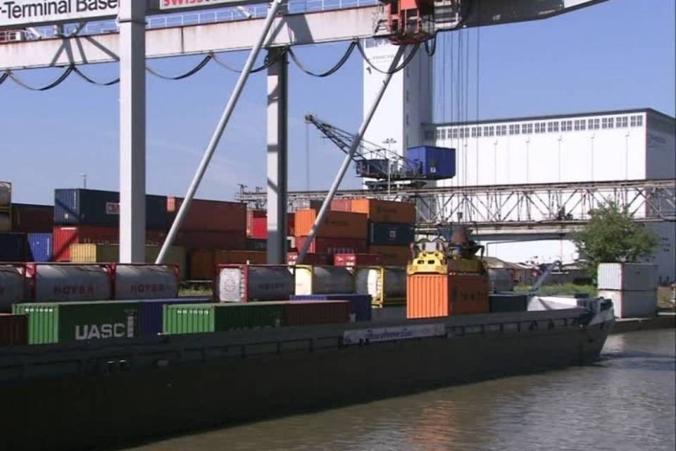 Basilea, deposito di legname in fiamme al porto