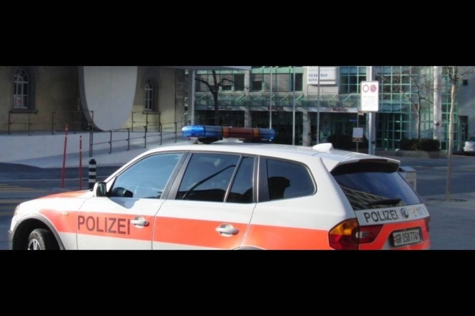 Bimba chiude la mamma nel bagno, interviene la Polizia