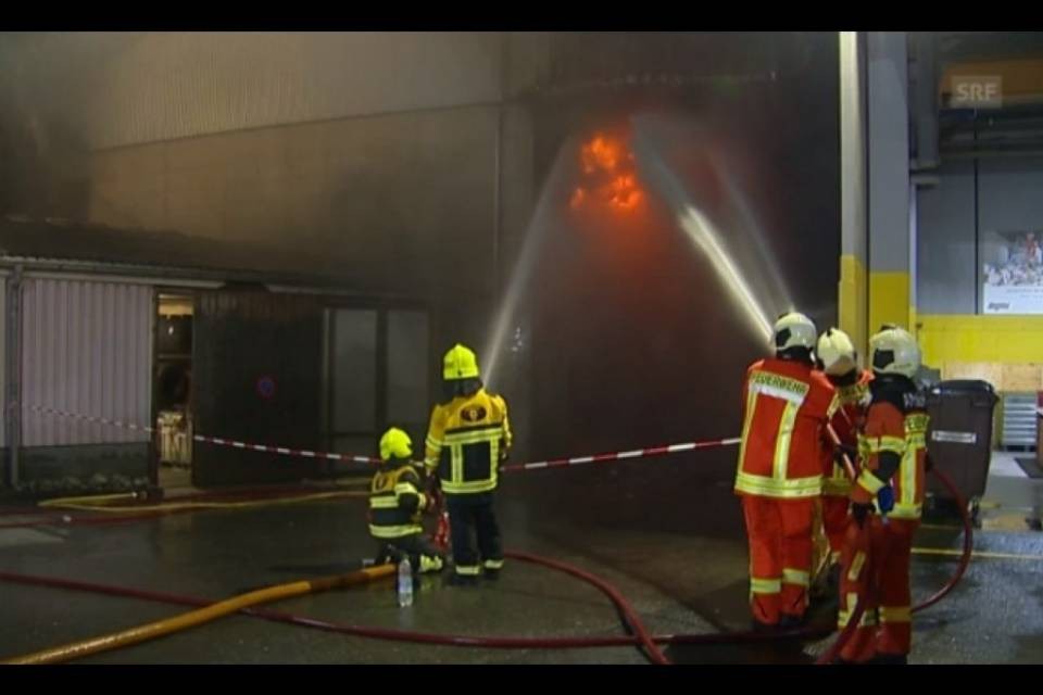 Le fiamme devastano palestra e capannone, 4 ricoverati
