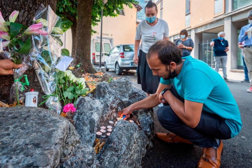 Como, 15 settembre 2020 - Piazza San Rocco, dove è stato ucciso a coltellate il parroco Don Roberto Malgeisini. I parrocchiani portano dei fiori in segno di cordoglio e accendono candeline © CdT/ Chiara Zocchetti
