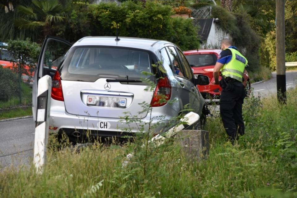 Besazio, sbanda con l'auto e centra un palo della segnaletica