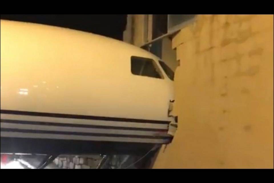 Jet entra in ufficio