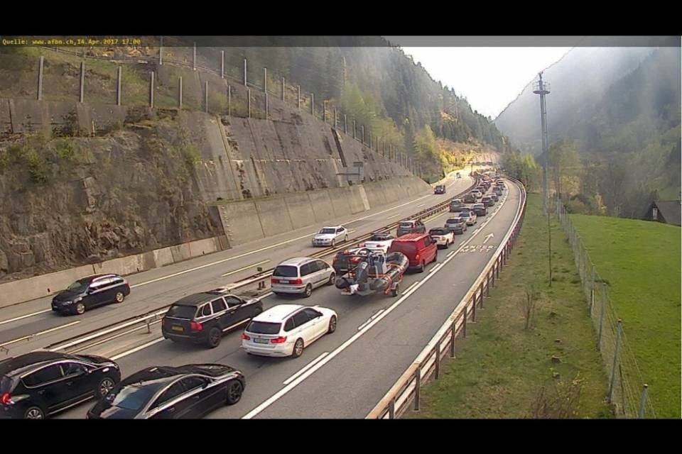 Traffico bloccato tra Biasca e l'area di servizio di Stalvedro
