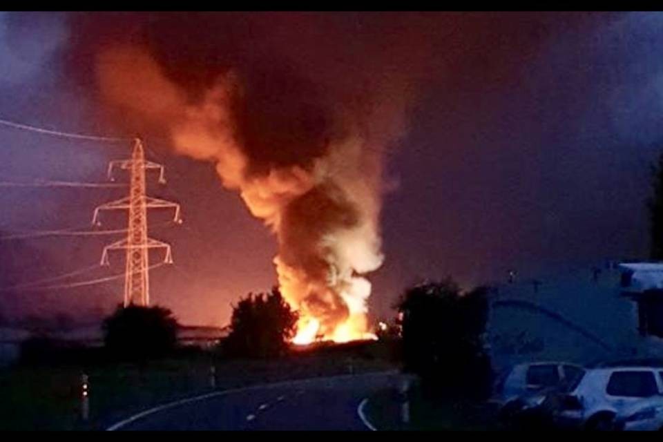 Violento incendio a Iragna, brucia un capannone