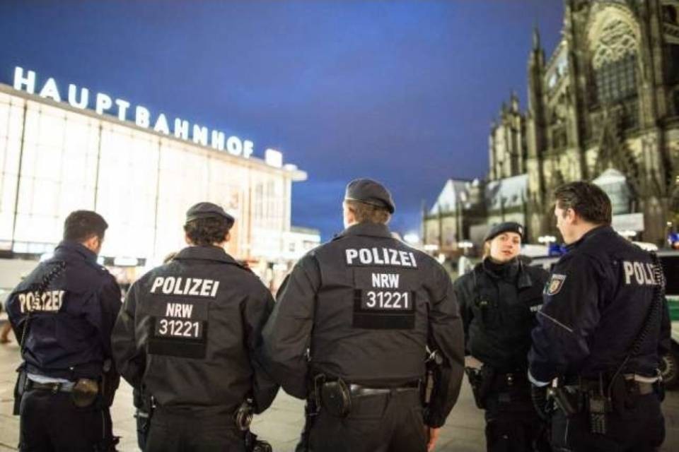 Tutti contro la polizia di Colonia