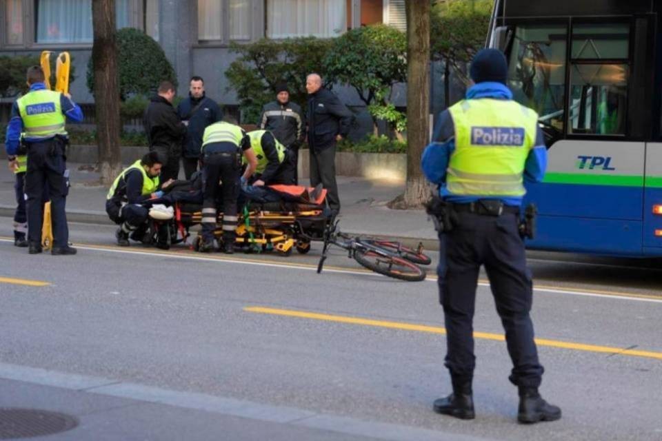 Lugano, scontro tra un bus e una bici