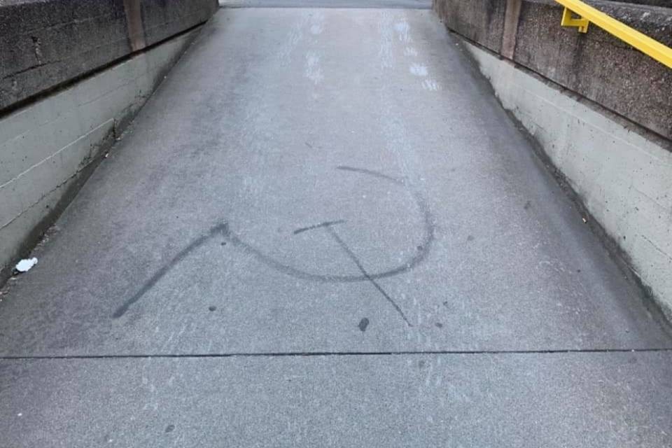 "A Massagno vandalismi 'comunisti'. E nessuno si indigna"