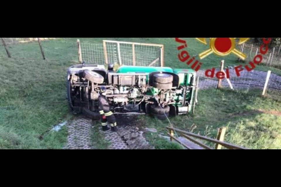 Si ribalta autocisterna vicino a Porlezza, due feriti