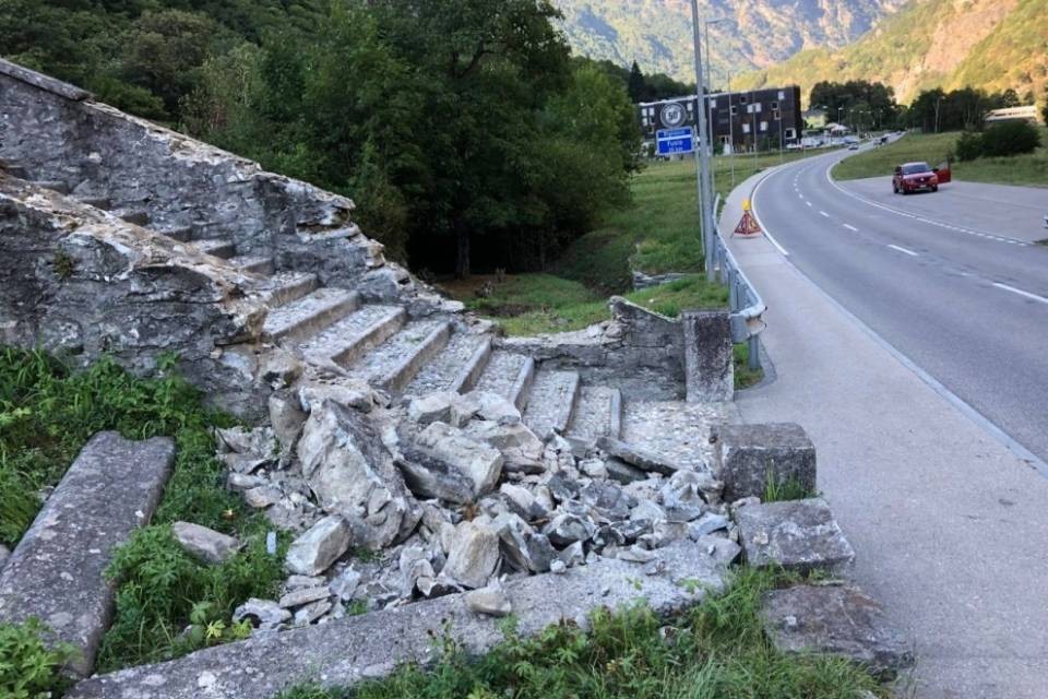 "SUV impazzito distrugge elementi del territorio"