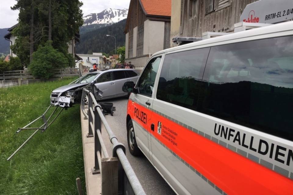 Si addormenta al volante e finisce contro una recinzione