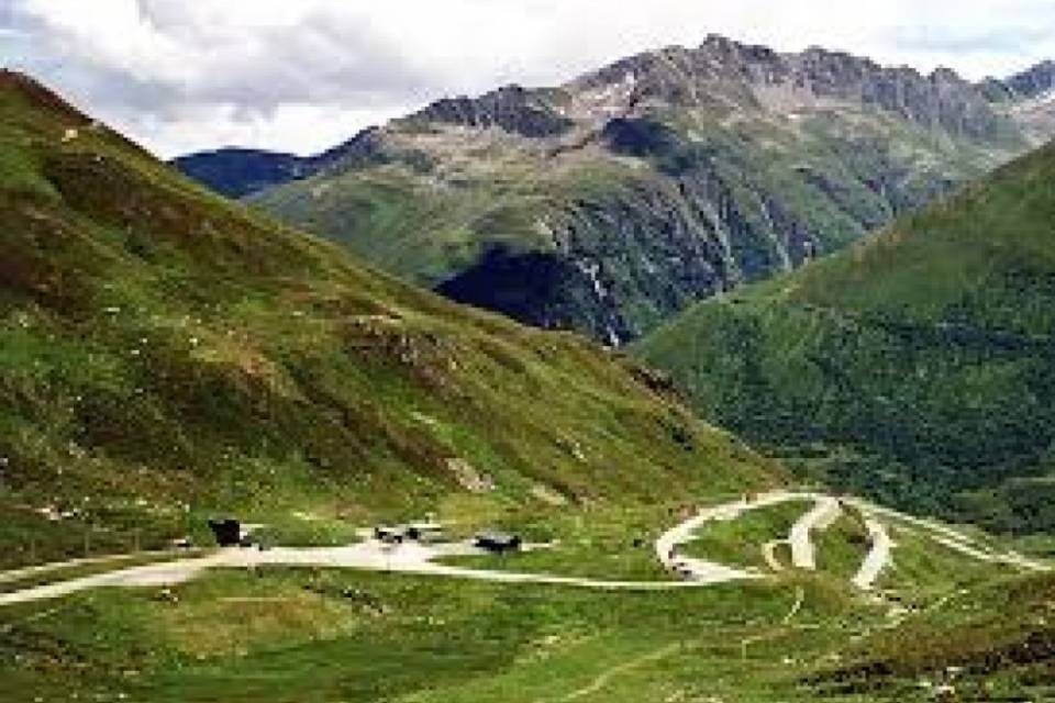 Incidente sull'Oberalp: motociclista ferito e 50mila franchi di danni