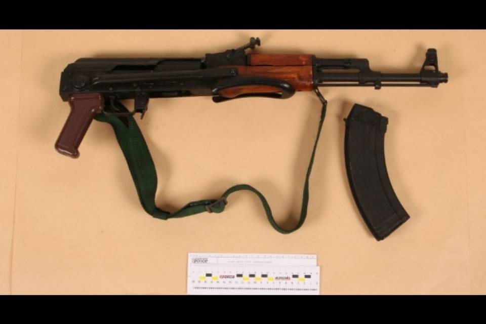 Mitra e kalashnikov a casa di un pusher vallesano