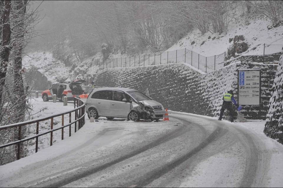 Auto contro un muro in Valle Verzasca