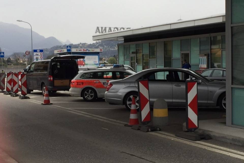 Fermato in dogana con patente e passaporto falsi
