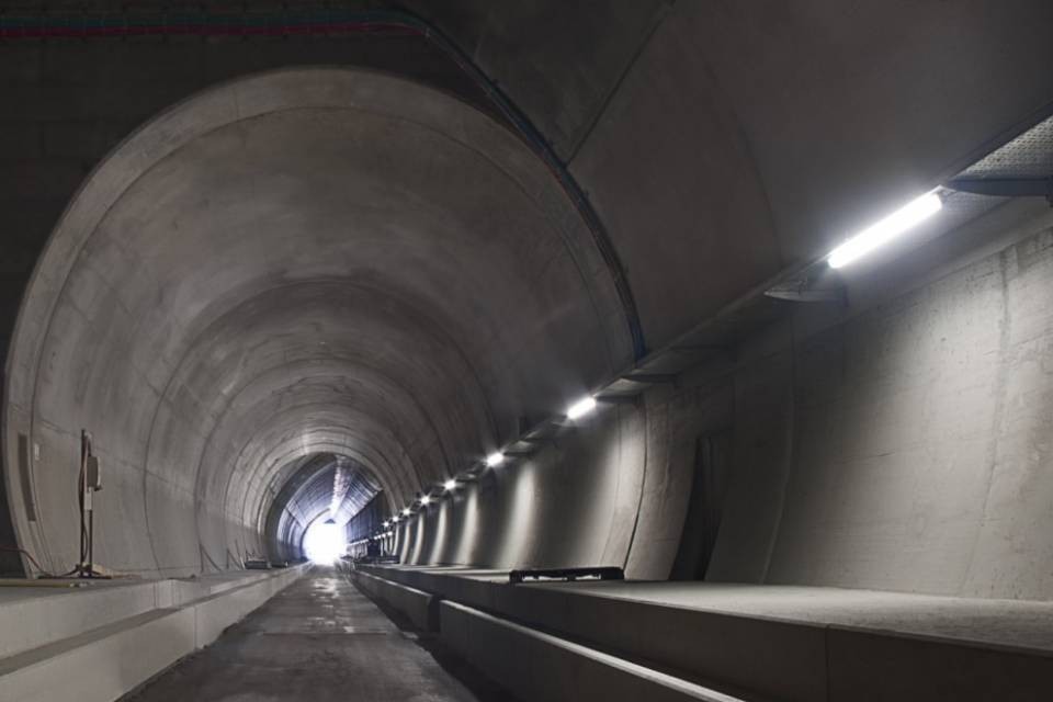 Galleria di base del Ceneri, mancano solo i binari