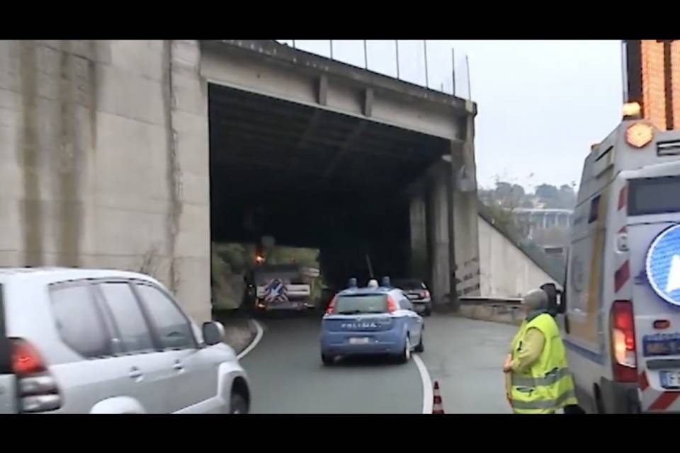 Ponte Chiasso, calcinacci cadono dal ponte autostradale