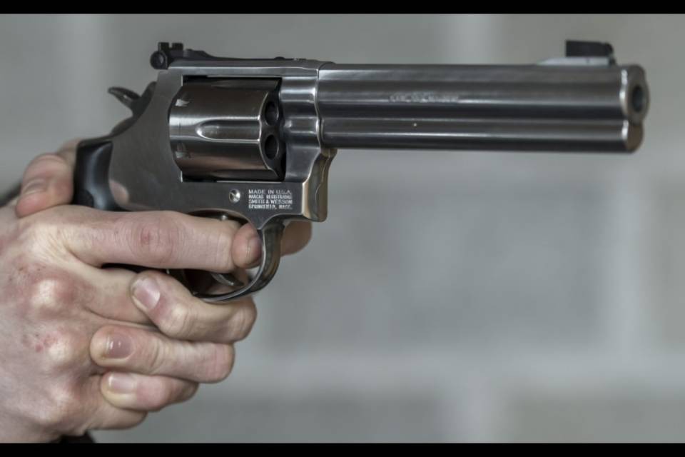 Sparò a due poliziotti, non dovrà pagare indennizzi