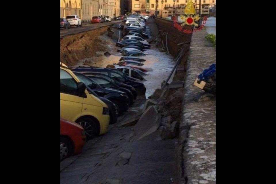Auto inghiottite a Firenze