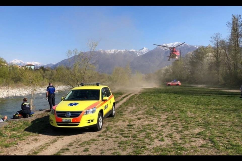Losone, anziano cade sulle rocce del fiume e si ferisce
