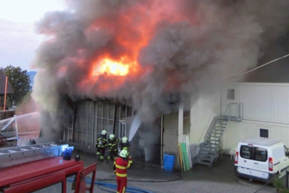 Grosso incendio in una fabbrica, tre intossicati