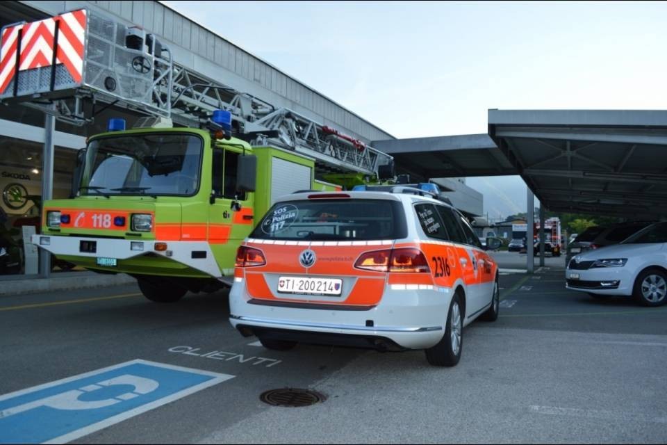 Giubiasco, autofficina invasa dal fumo